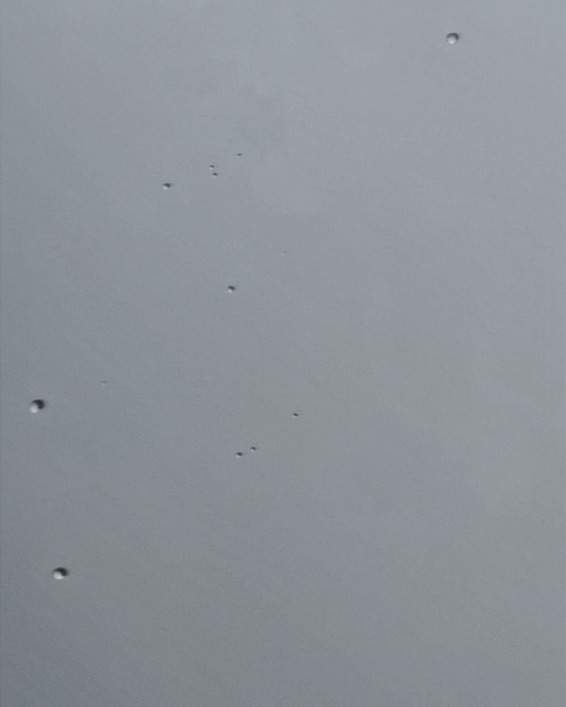 Gocce di pioggia scendono dal cuore.