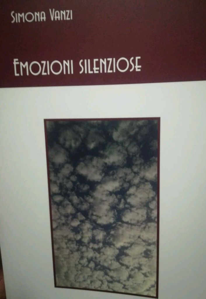 Foto copertina Emozioni Silenziose, prima raccolta poetica di Simona Vanzi.